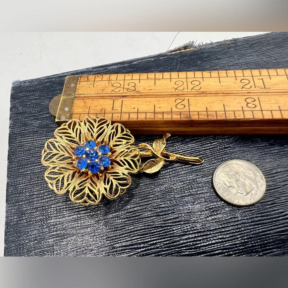 Vintage gold tone filigree flower brooch pin bright blue rhinestones